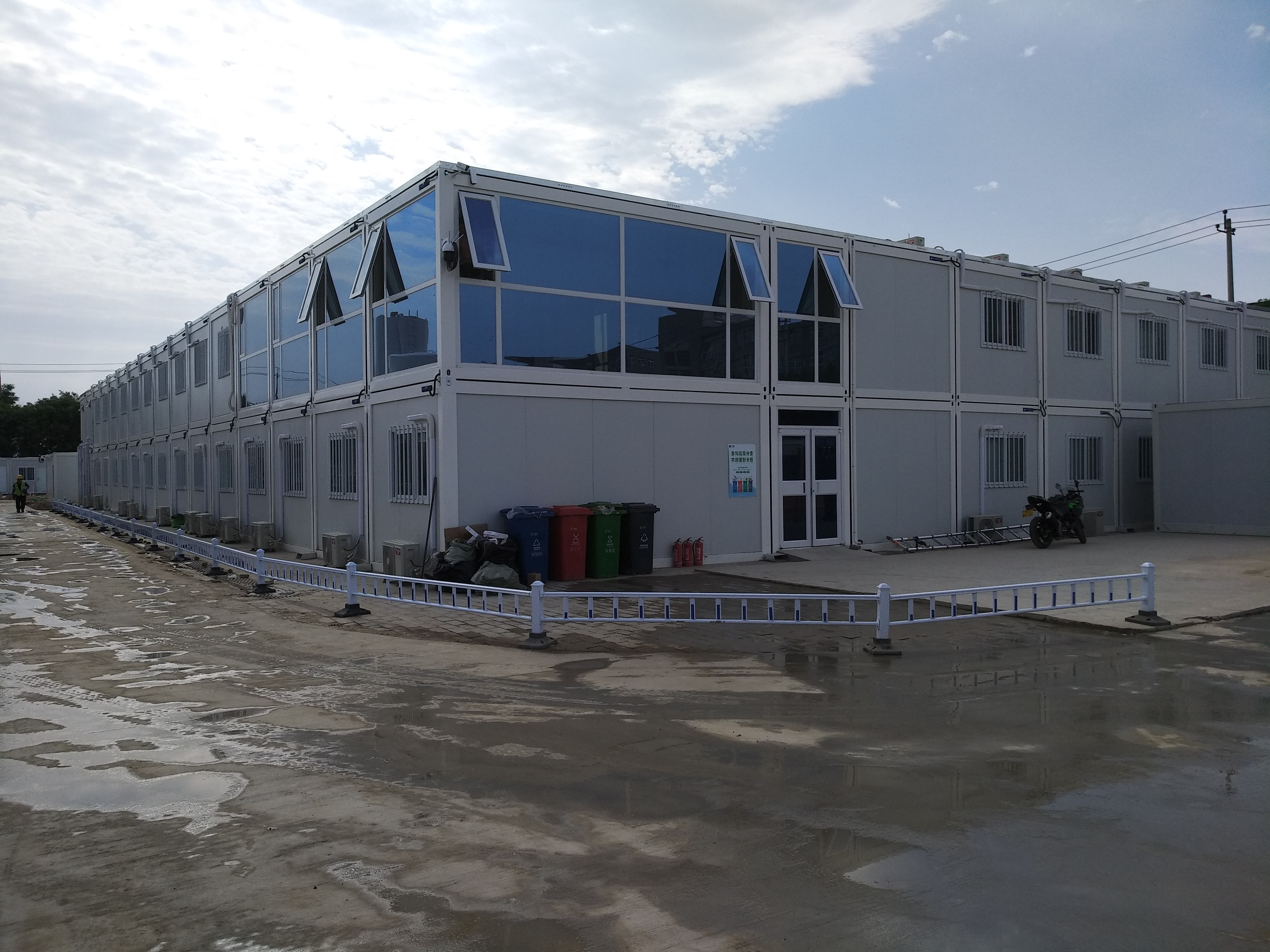 天恒集團(tuán)某建筑工地打包箱辦公樓項(xiàng)目外觀